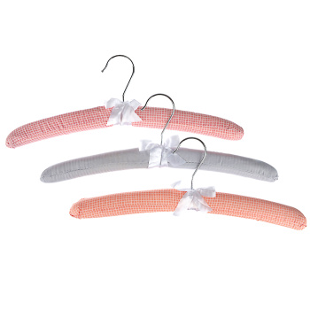 Плечики-вешалка для одежды "мягкие" дерев./синтепон в ткани НАБОР 3шт 38см (арт.455-046) *1/32